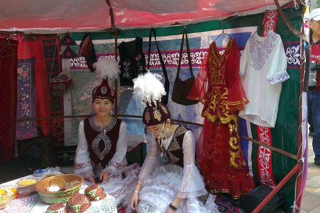 ۇلتتىق كيىم كيگەن قازاق قىزدارى穿着民族服装的哈萨克族姑娘