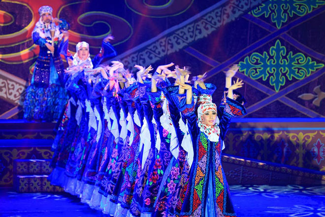 سۋرەتتە: نىلقى اۋدانىندا وتكىزىلگەن مەرەكەلىك قيمىلدان كورىنىس每年的纳吾热孜节各地都会举办特色活动来庆祝哈萨克族的特色节日