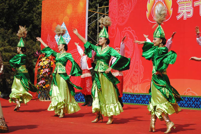 بەيجيڭدەگى ناۋرىز كونسەرتىندە مىڭ بۇرالعان بيشىلەر纳吾热孜节一定意义上也可以说是哈萨克族的春节
