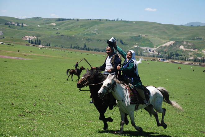 “姑娘追”，哈萨克语叫“克孜库瓦尔”，哈萨克族的马上体育、娱乐活动，多在婚礼、节日等喜庆之时举行