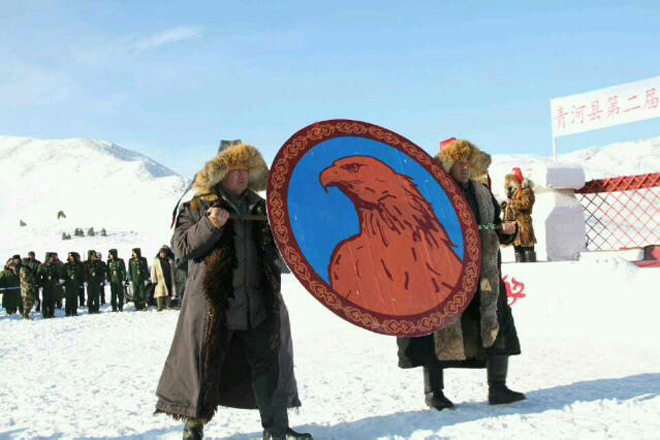 近40余名来自新疆青河县各乡镇的民间驯鹰选手，带着他们的猎鹰参加在青河县查干郭勒乡达巴特举行的第二届哈萨克族“萨勒布仁”猎鹰比赛