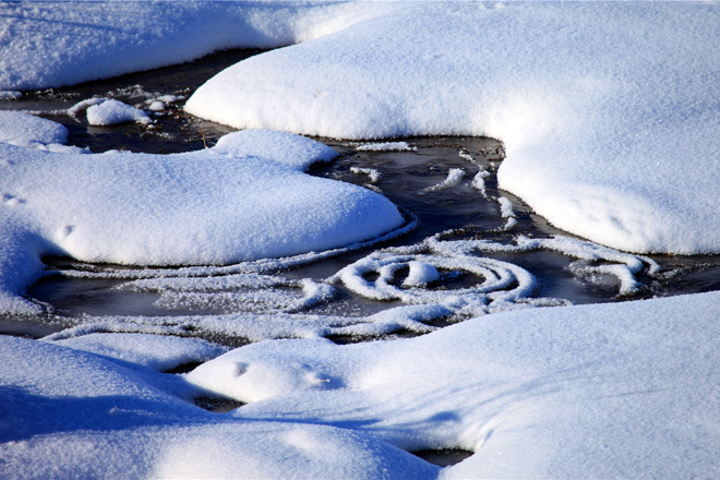 雪自古以来都是景中最有气势的，不仅能观赏雪的美丽，雪还可以减弱噪音，净化环境。白皑皑亮晶晶的雪，成为多少人的观赏喜好。让人不禁沉醉于雪的纯洁世界之中。巴合提别克•居马德力 摄影并文